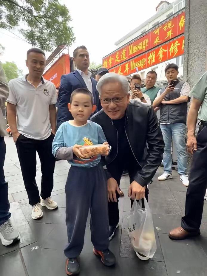 万亿身价能这么接地气就老黄一人了吧，街边炫面，喝蜜雪，跟粉丝合影，就是苦了这保镖
