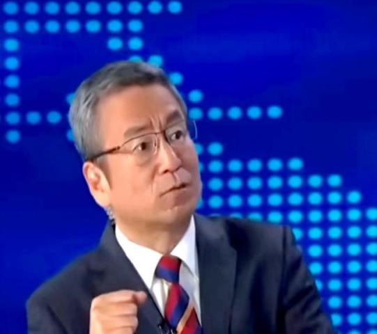 专家王一鸣曾表示，月收入达到3000元，就可以划入中等收入群体。对此，白岩松提出