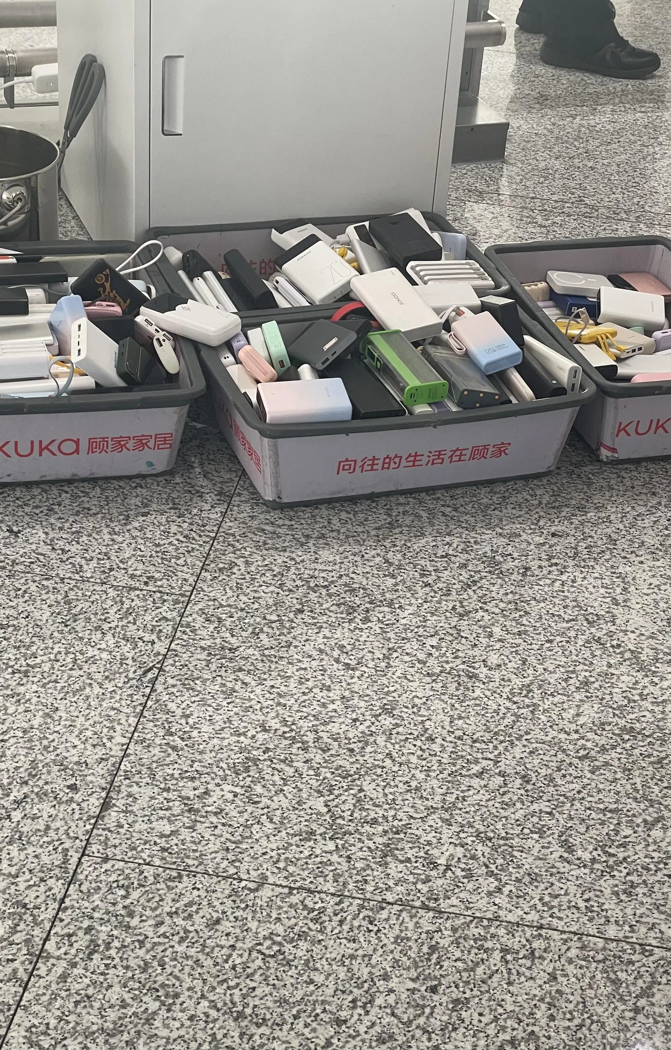 机场检查充电宝人在乌市天山机场，机场进入安检刷证件的地方就会检查充电宝。没有3