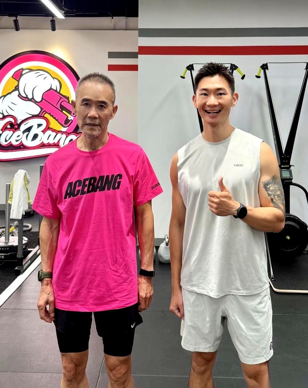 今天算是彻底看明白了，人真正怕的，根本不是老，是那种失控感。看着75岁的王石，