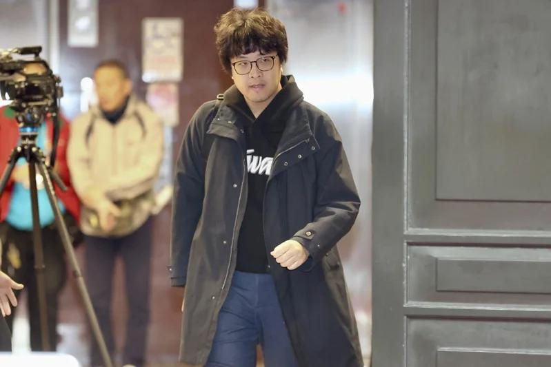 民进党立委沈伯洋今（26日）在脸书发文叫嚣称，我从2013年出来跟大家讲说柯的问