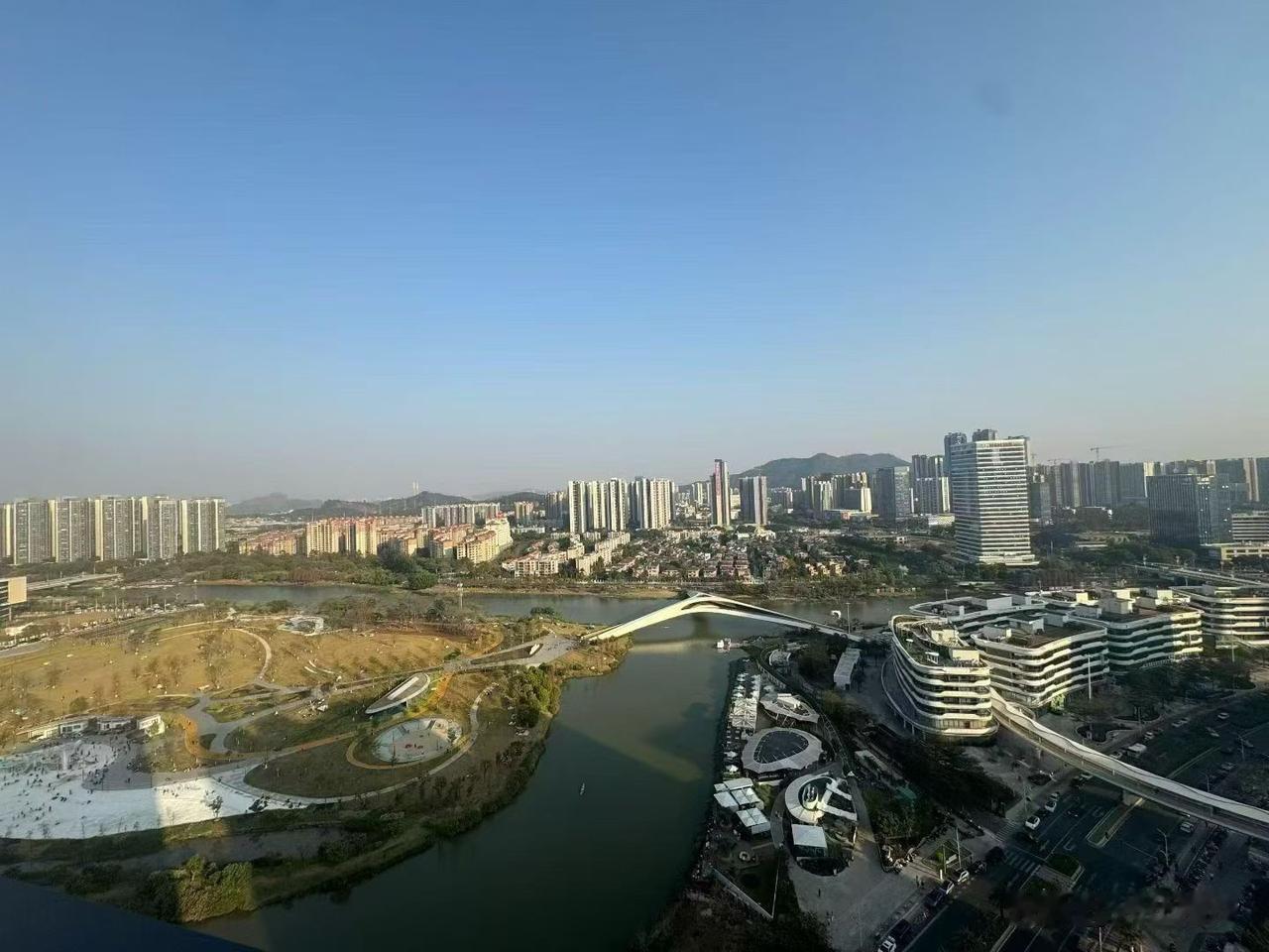 东悦湾这景观真的没话说，聚星桥的设计也很玄妙。可惜的就是位置最好的地方竟然搞了医