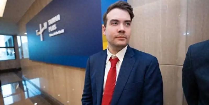 “我不认为台湾走在正确的方向。”英籍记者遭攻击，全家买单程票离台。据台媒报道