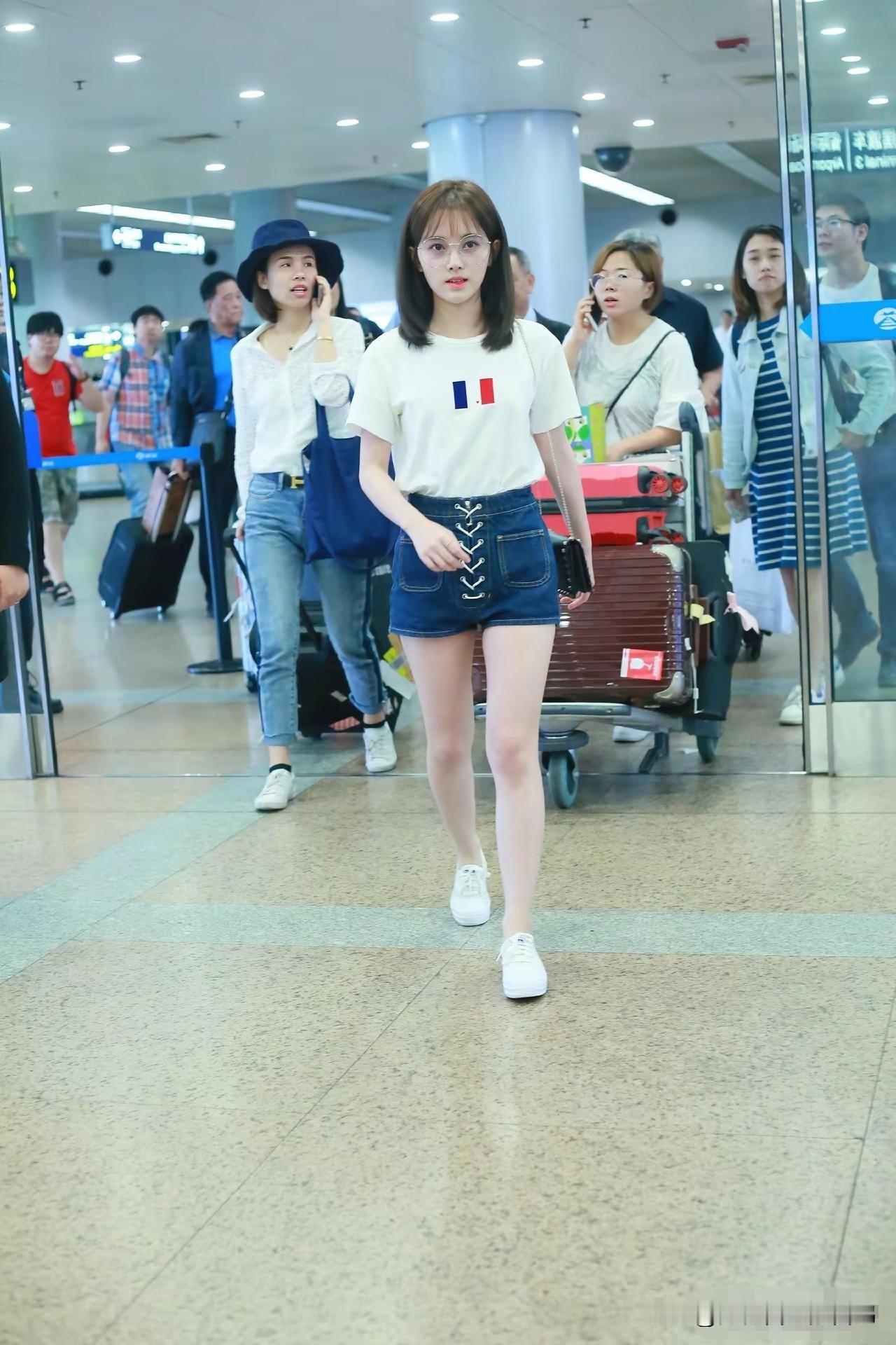 终于有人说实话了​鞠婧祎长成这样，到底是怎么火的？​你看她一米五的个子，长相