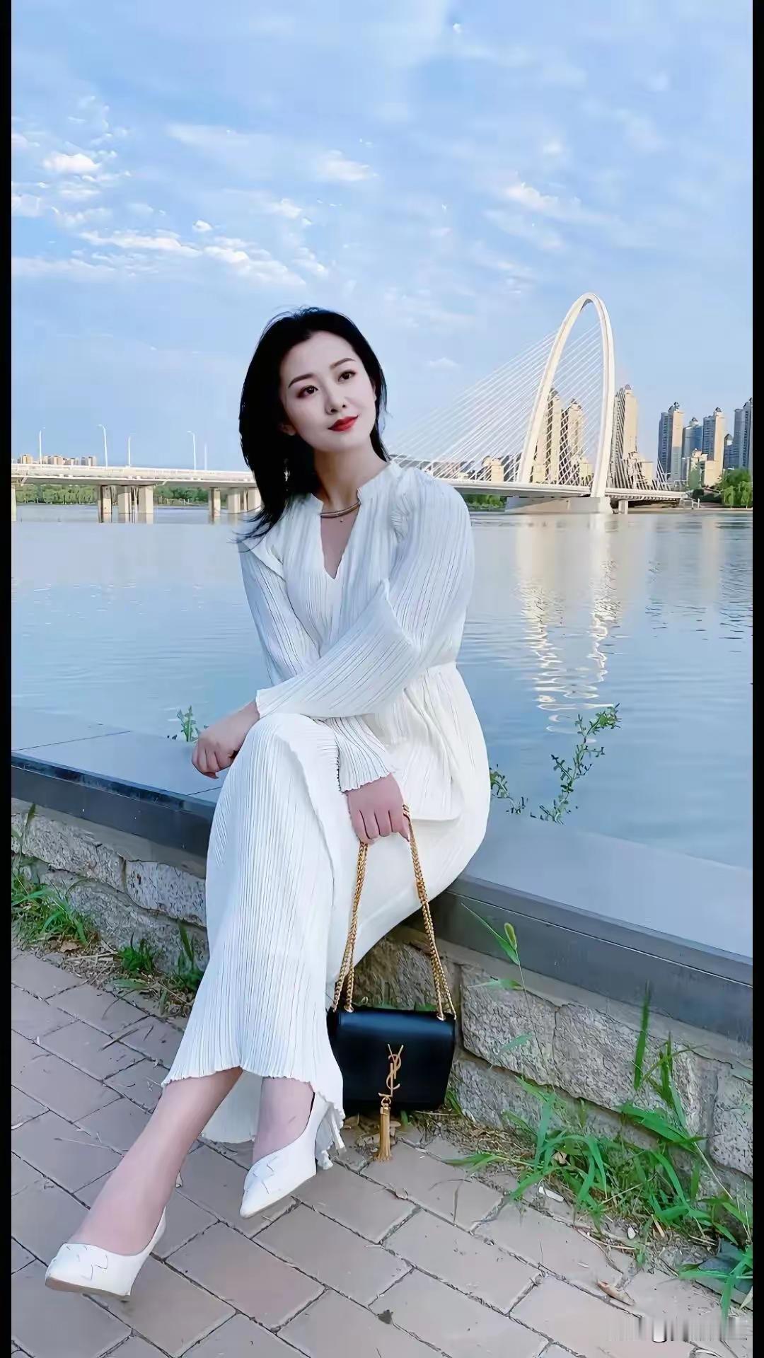 生活将根须刺入天空，让果实深埋地心。我们痛饮自己的泪水，却结出蜜糖般的年轮。那些