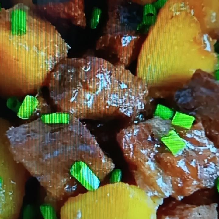 牛肉竟成糖尿病隐形杀手，这事儿挺让人意外。像牛排、肥牛卷这些牛肉料理，很多人爱吃