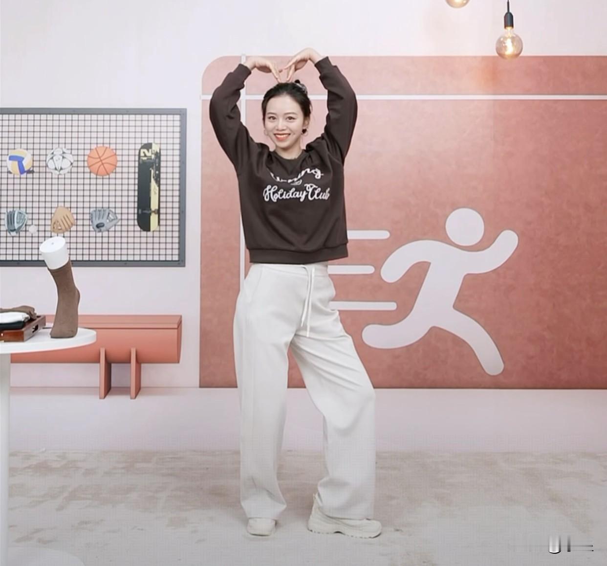 今天与辉同行早场小贝带着大家一起跳操直播间在线人数飙到10万+开启了活力满