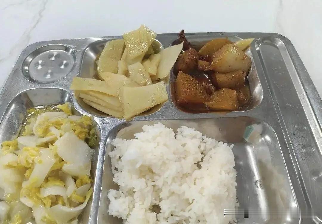 广东22岁的刘晓青，连续五天在社交平台晒出工厂的日常伙食。她没配一句抱怨的文字，
