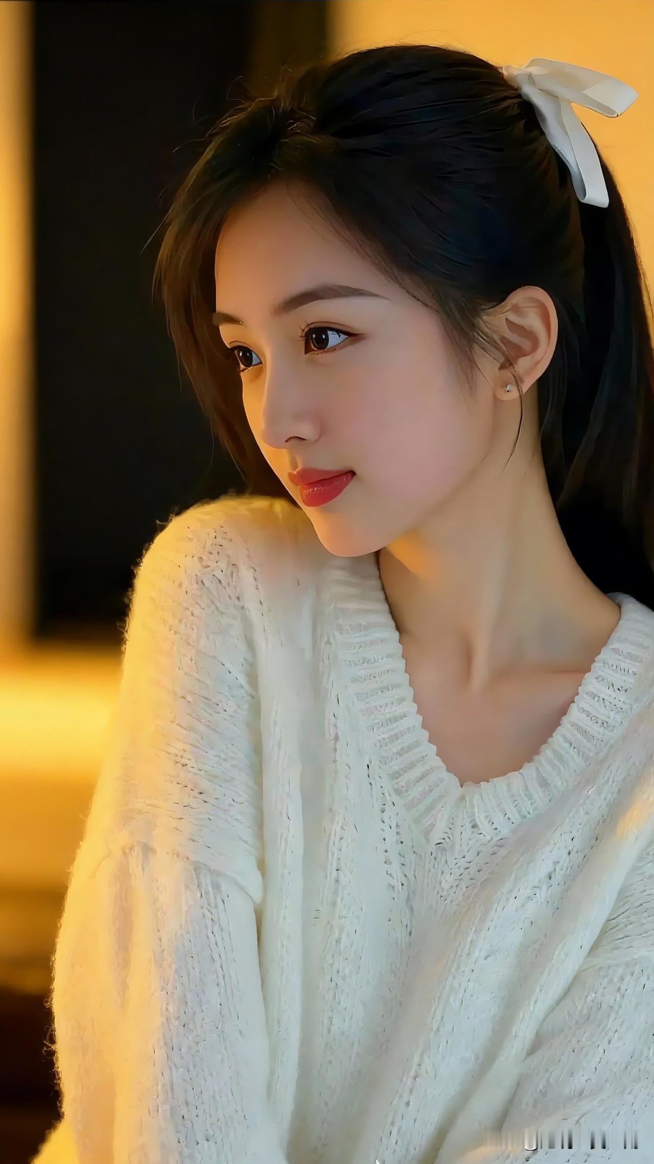 美人如画，笑靥如花。为什么有些女孩子很有气质呢?温柔甜美的少女，白色毛衣搭配发