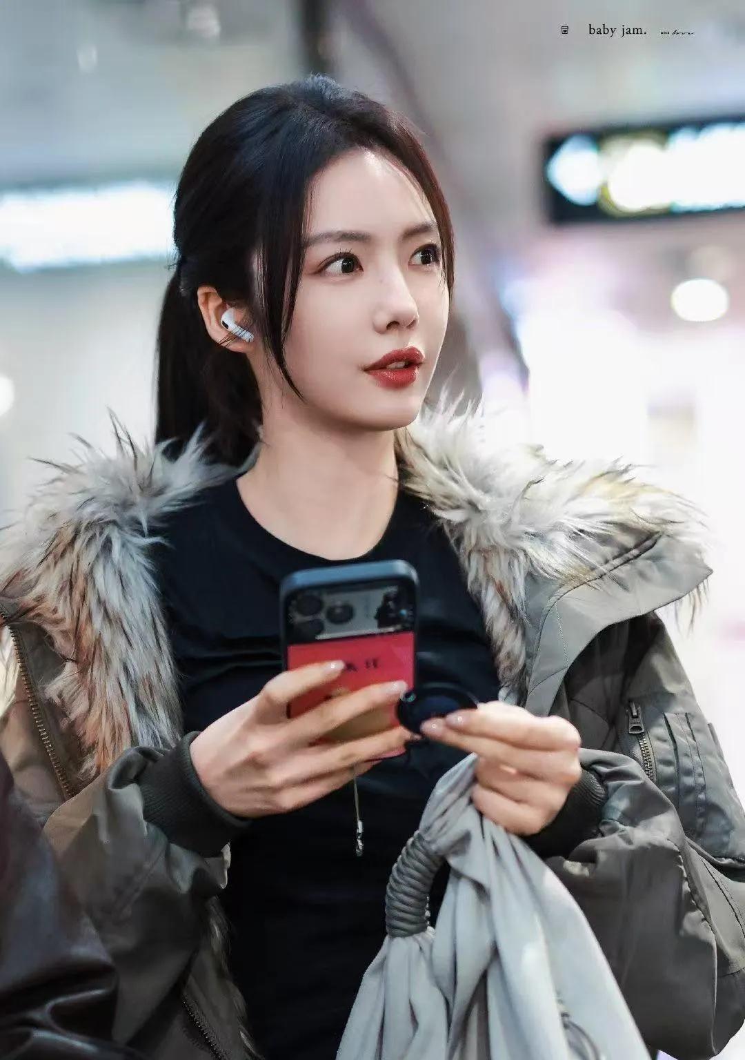 蔡文静的机场私服，把“酷飒松弛感”焊在了身上！军绿色派克服自带硬朗质感，毛