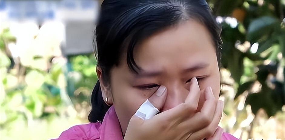 2006年，沉迷韩剧的江西女孩金美秀，如愿以偿嫁到韩国，她发现丈夫说话只会嗯嗯啊