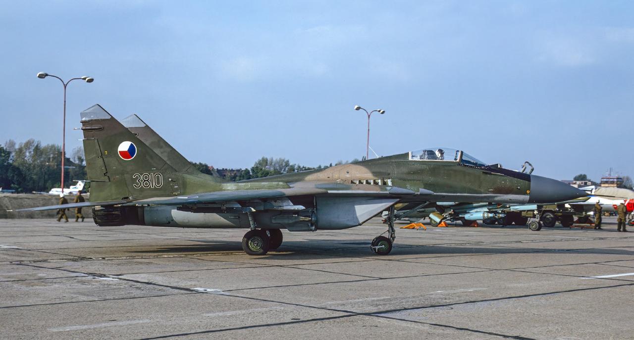 捷克斯洛伐克空军装备的米格-29战斗机，捷克空军装备的JAS-39战斗机，这几十