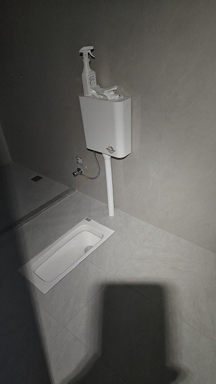 蹲便器隐藏水箱。加深加长大尺寸特大号窄边框蹲便器，装修设计之首选。