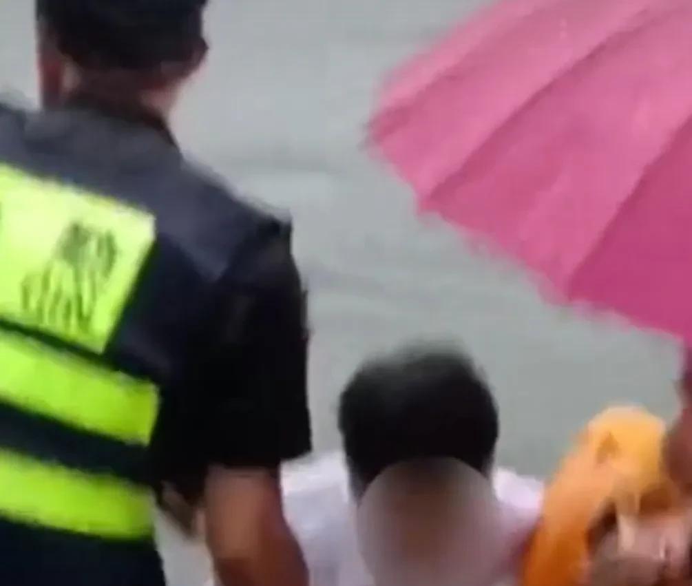 湖北武汉一男子打车去面试，谁料，司机不熟悉路况，竟把车开进了湖里，幸好，岸边有人
