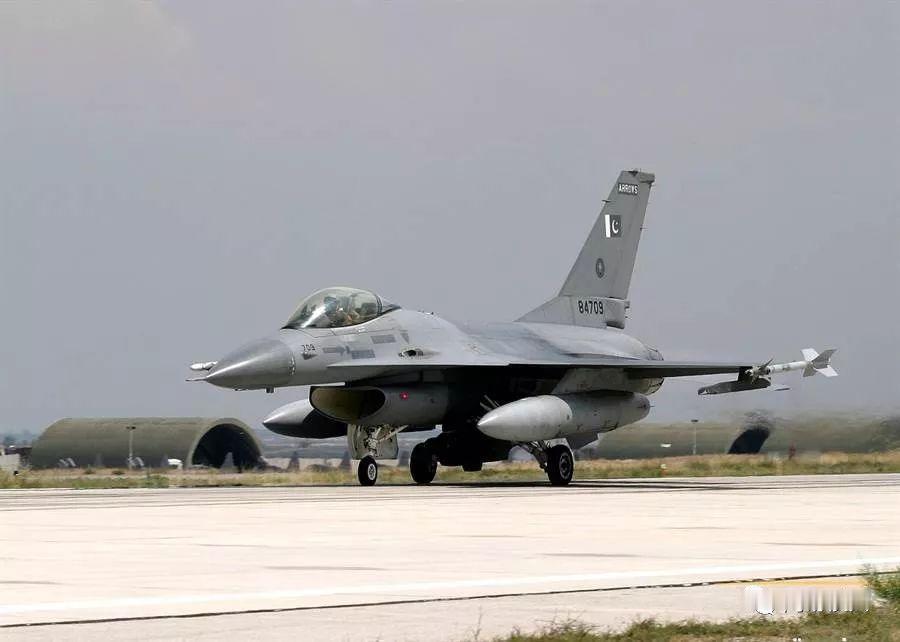 巴铁弃歼10CE、砸6.86亿升级F-16！中美之间，巴基斯坦选了谁？美国