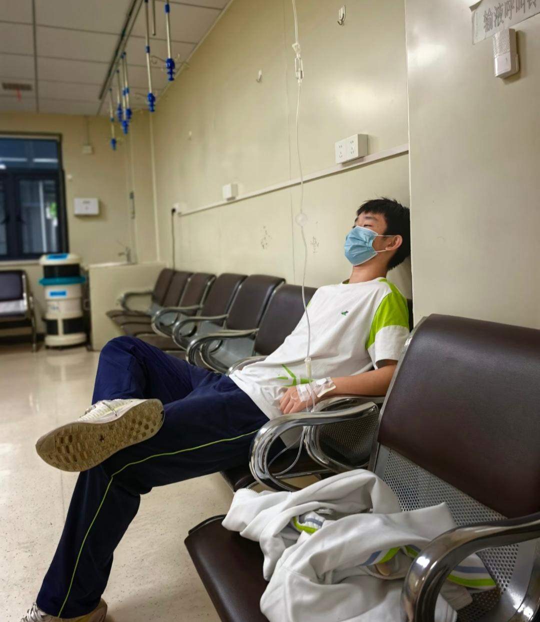 3岁妈妈在去山上采药材不幸去世了父亲在母亲去世后的一年出车祸也走了出生没见过