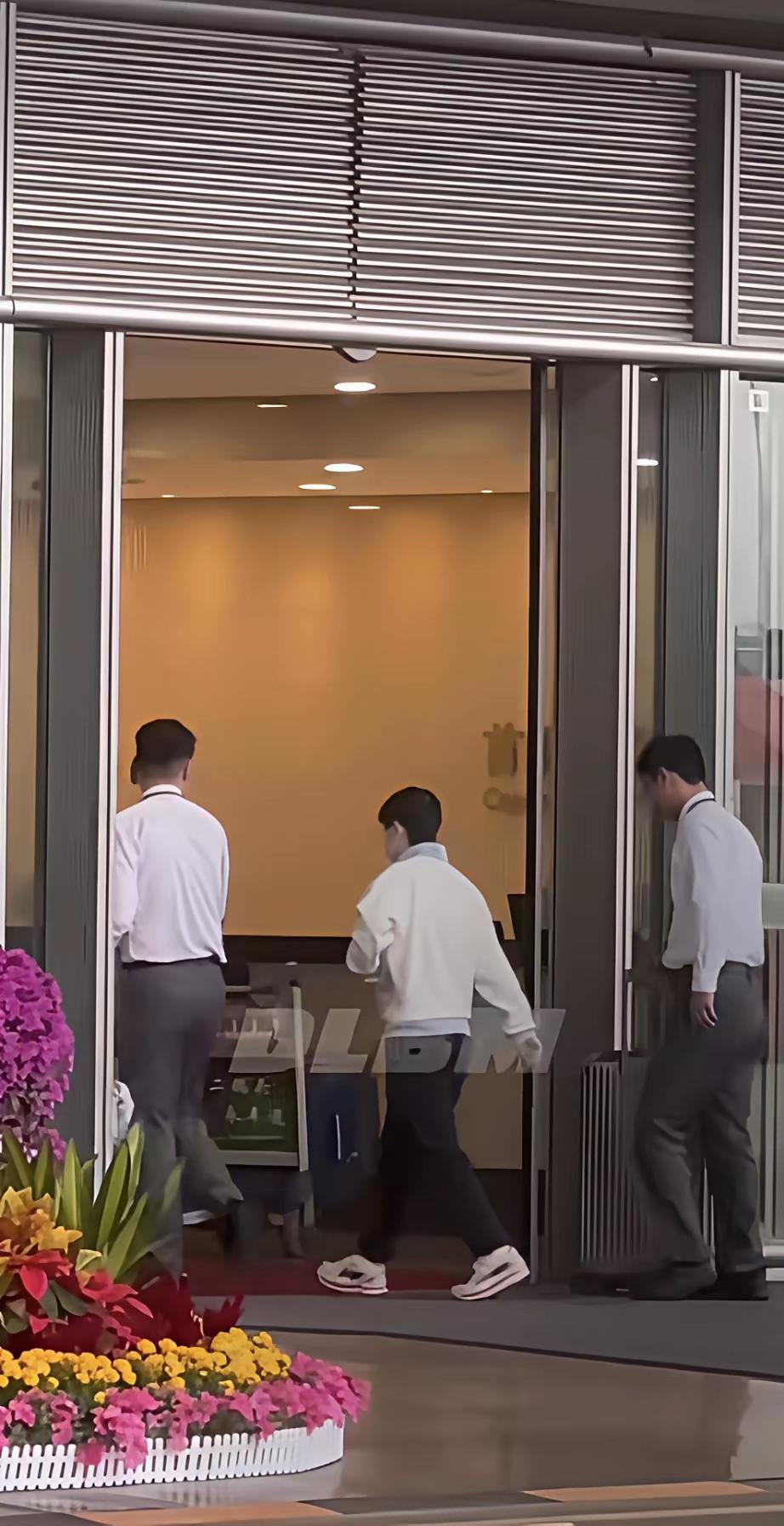 莎头出发印度亚锦赛啦！莎莎和参加其他大赛一样，非常低调，又是悄悄地走了VIP通