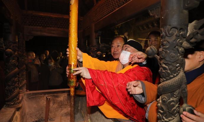 这是少林寺前方丈释永信在某年大年初一上第一炷香。少林寺的第一炷香分量很重。据说，