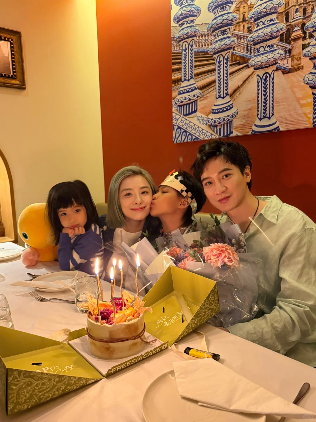 刘璇为儿子庆祝10岁生日🎂刘璇一家四口长得都好看，特别是她女儿，下巴尖尖的
