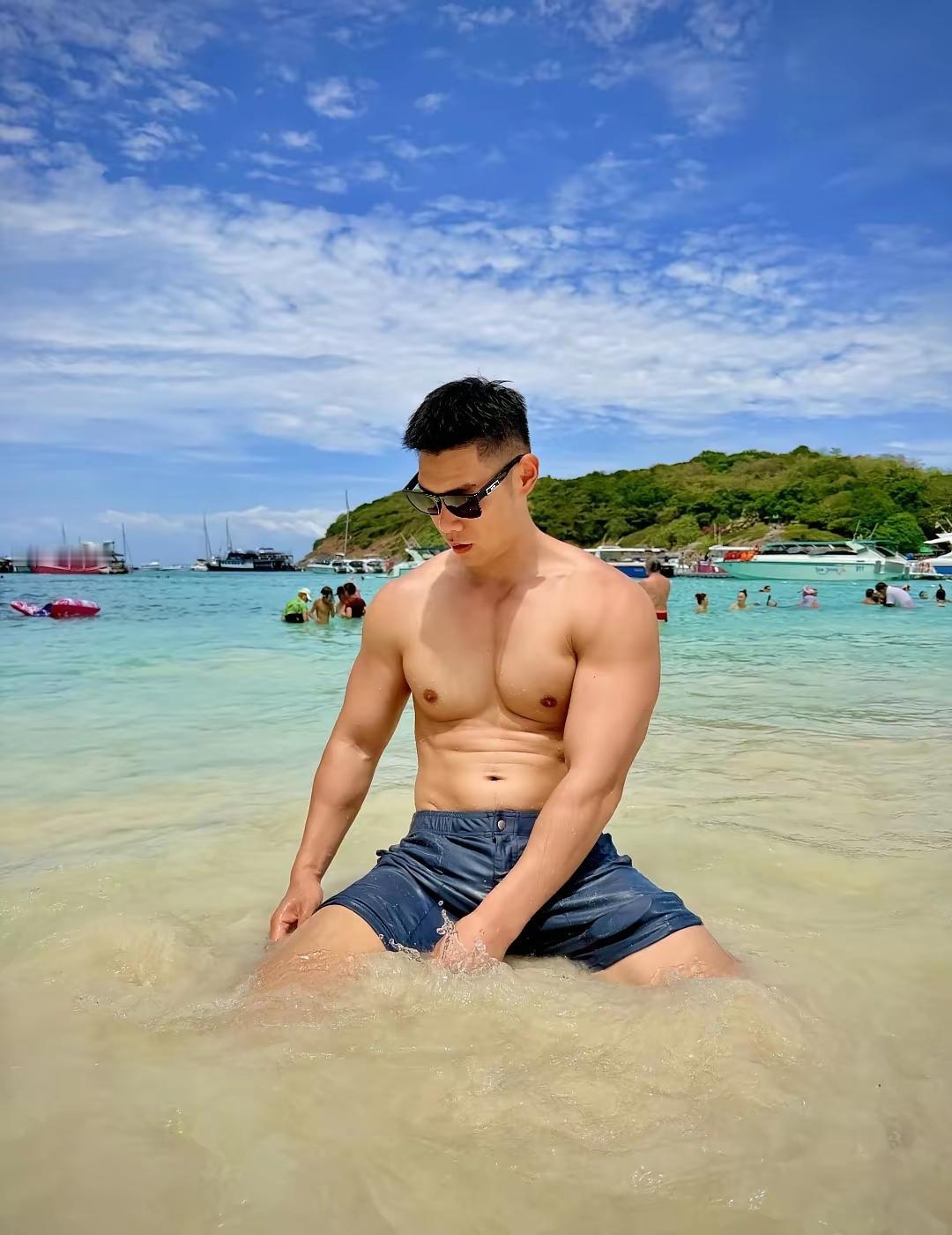 春日生活打卡季健身房门口这几天总是热闹，透过玻璃能看到里面一排排器械和认真训练的