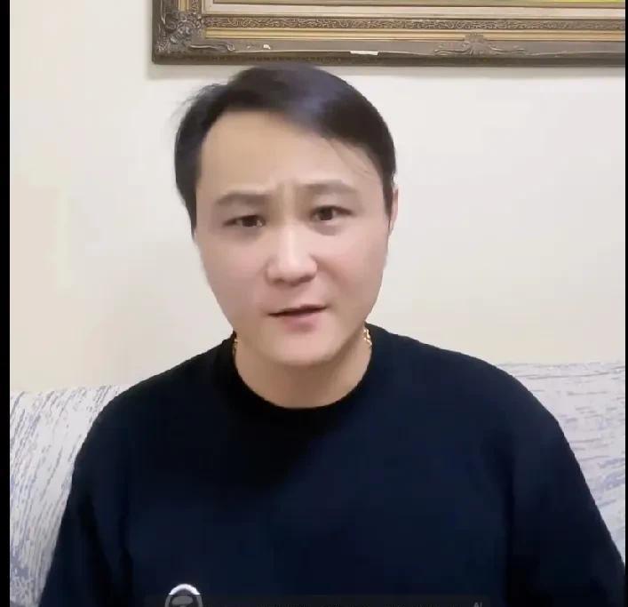 闫云达在直播的时候，有网友说你前搭档刘胖儿都让你耽误了。这话把闫云达气坏了，他说