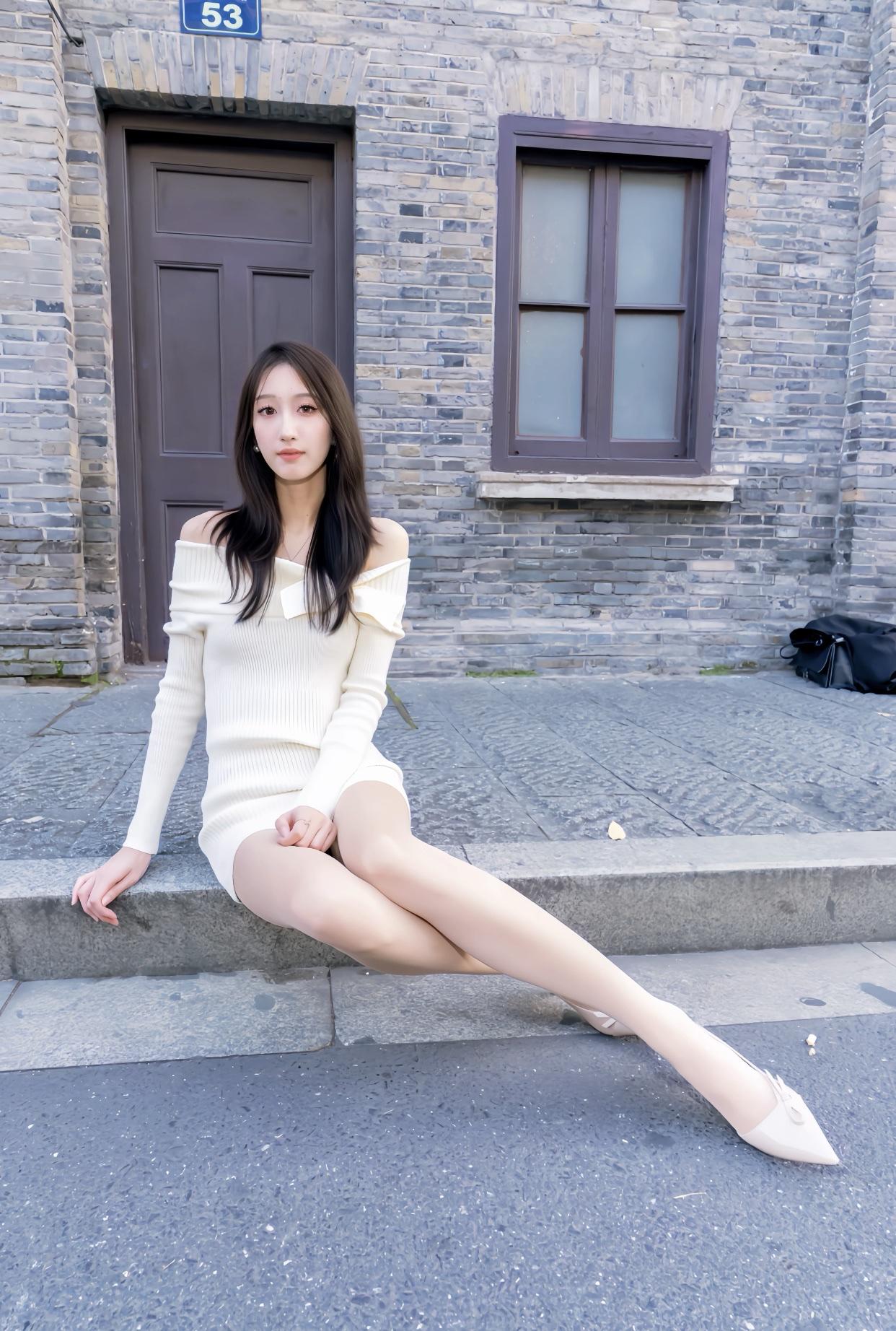 少女风写真照优雅少女风，复古门前的迷人瞬间🌸✨