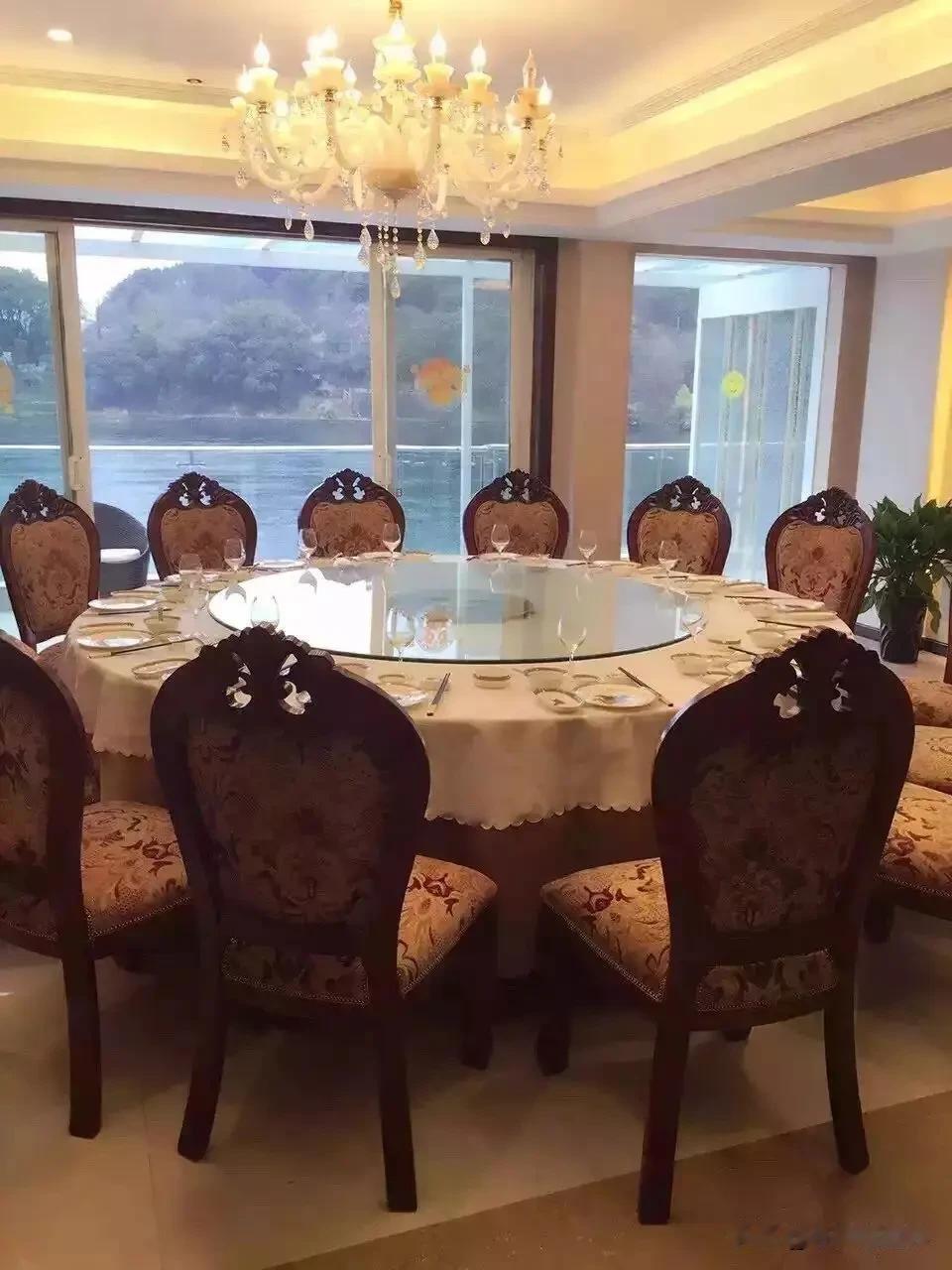 来了14个人，是为庆祝一个刚退休的同事，不过这一大群人里有几个是早已退休的。