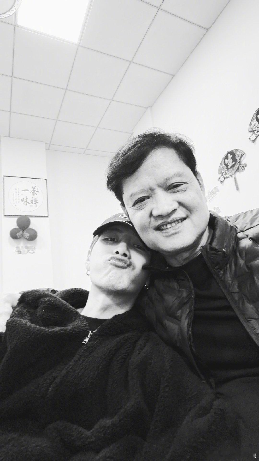 王嘉尔怎么照顾它啊全世界最暖心最有大爱的boy