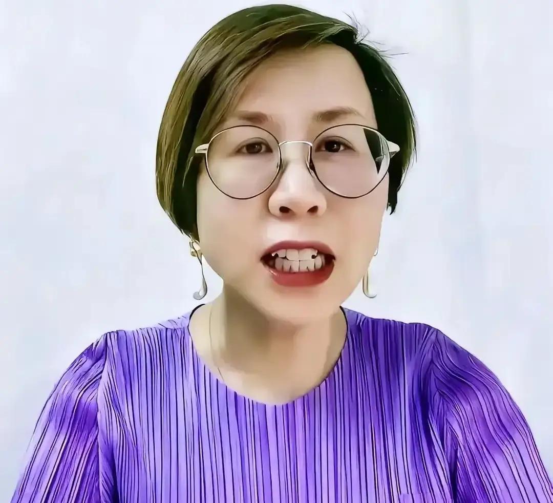 沈逸一句“你经费谁给的？”直接让沈宏当场掉线十分钟，这招比什么辩论都管用。平时滔