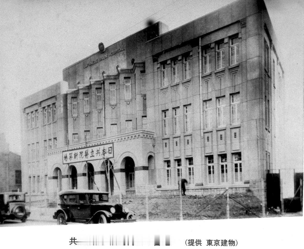 1938年，在天津，一对外国夫妇将自己刚出生的孩子抛弃在了医院。他们怎么也没有想