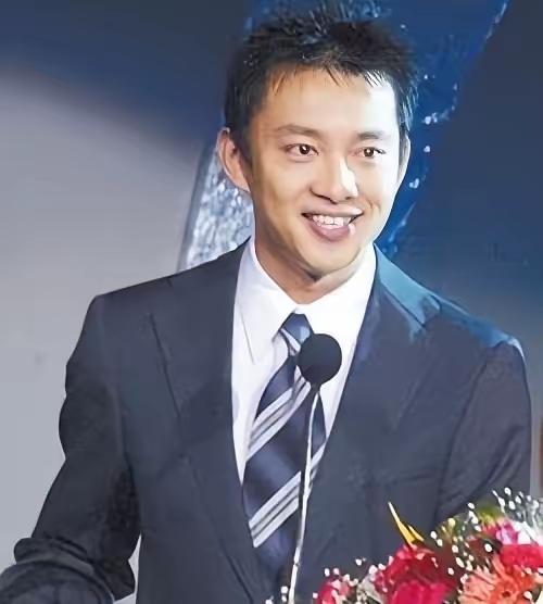 曾经那个央视最帅的主持人又回来了，10月31日亚宁在他的新的社交帐号上发布了一条