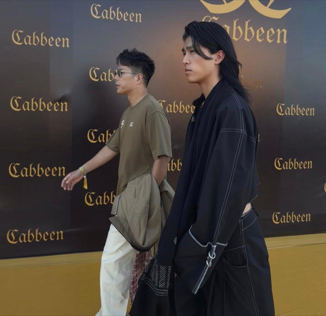 林晓峰带儿子林宝一起看秀，林晓峰也太显年轻了，父子俩看起来简直像兄弟。​​​