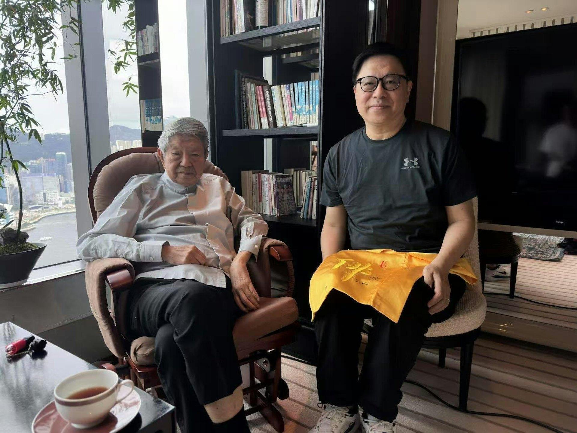 媒体人施仁毅探望蔡澜，并上传二人合照：“去蔡澜先生豪宅，喝他价值三十万的普洱！签