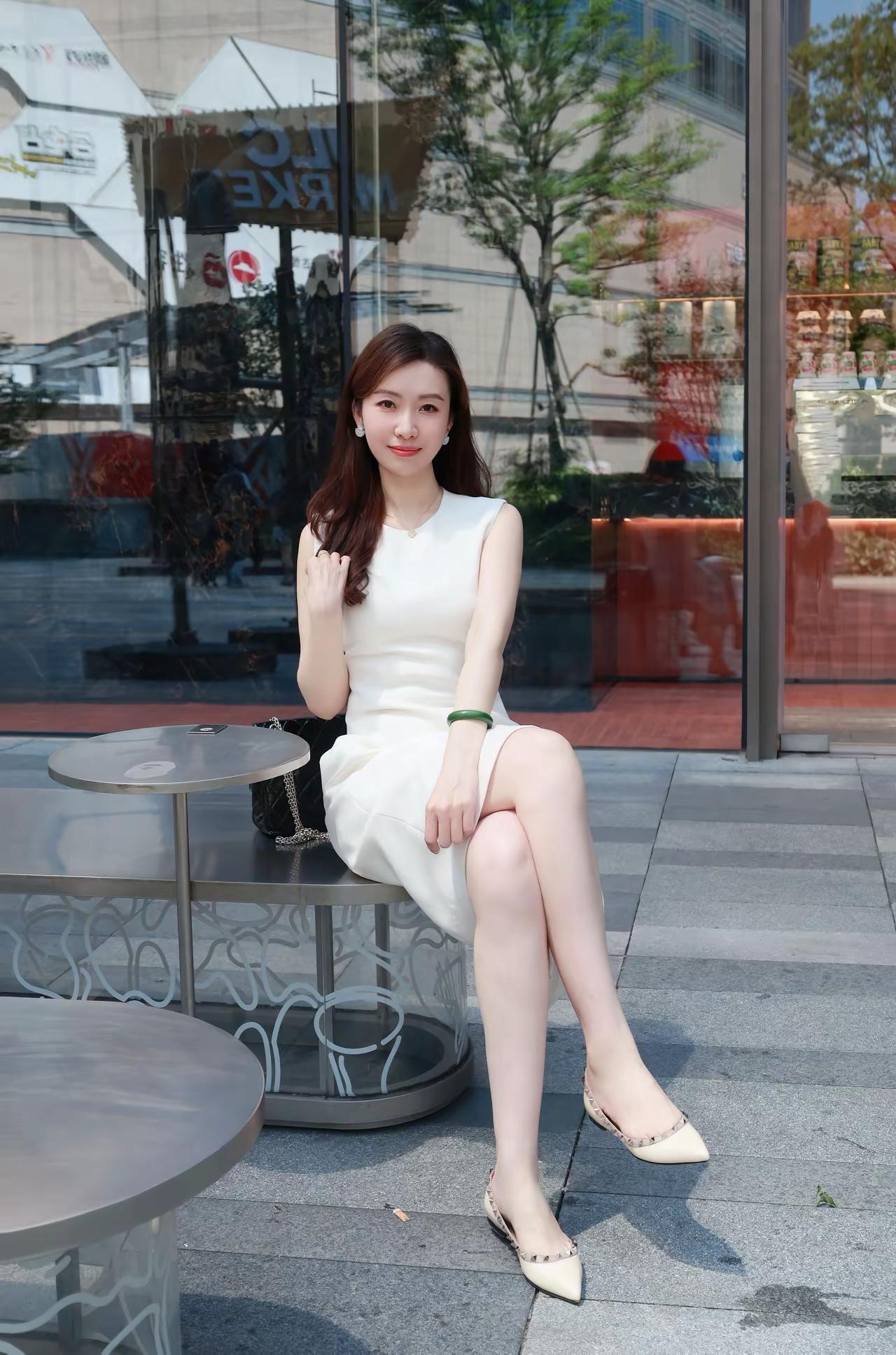 这套裙子太得体了，气质绝佳，美女中的极品！