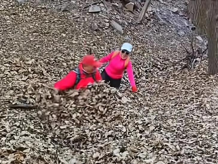 河北邢台出现了最火爆的打卡点起因是一位登山爱好者在河北邢台附近的一个山谷里面看