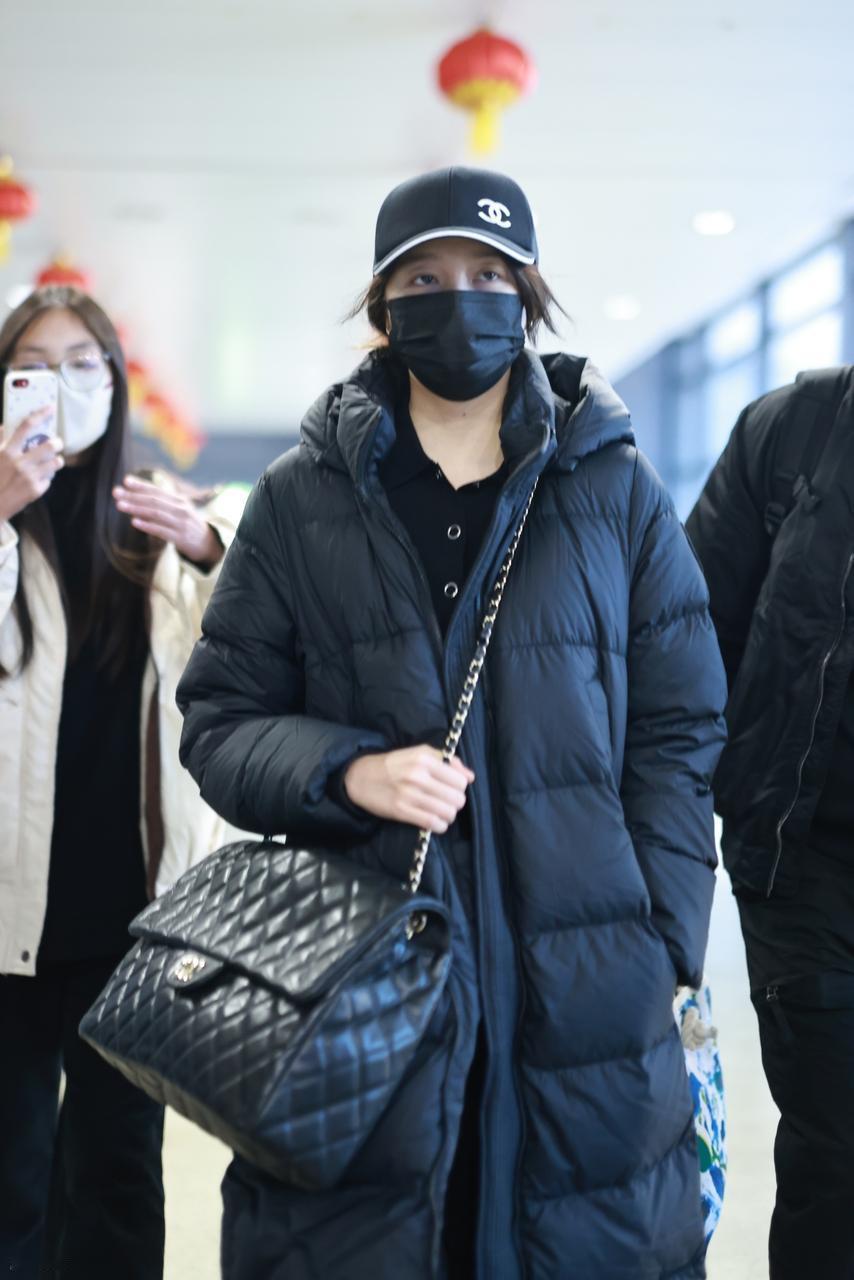 今天关晓彤现身上海机场，她这次虽然搭配一身黑色的衣服，不过看上去格外的有潮流时尚