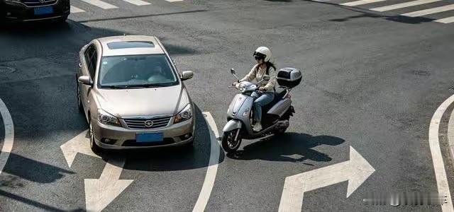 🚦2026摩托车保命让行三原则1️⃣多车道左转：右侧车道让左侧——左侧