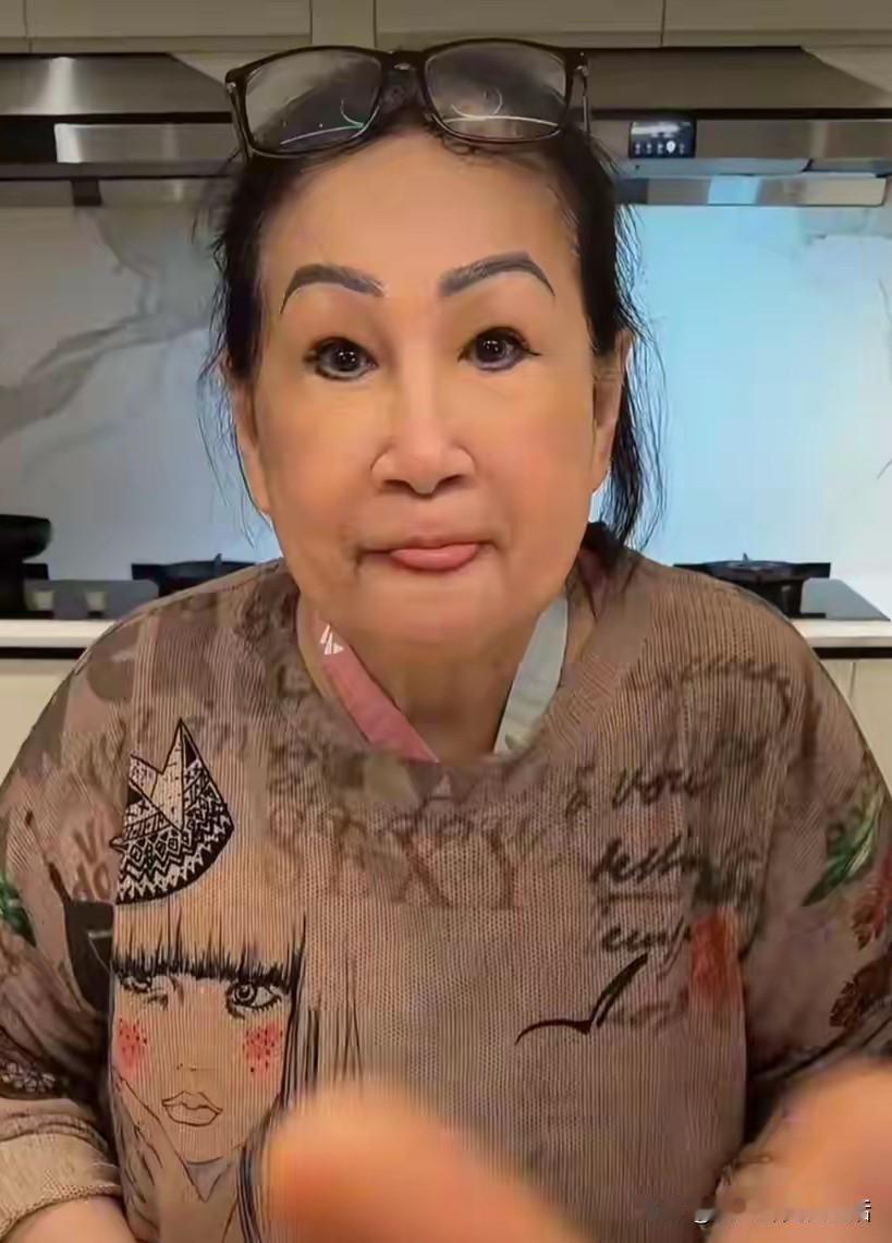 年轻的时候一定要忍住，千万不要纹这些眼线，眉毛之类的，老了以后看着很吓人。有没