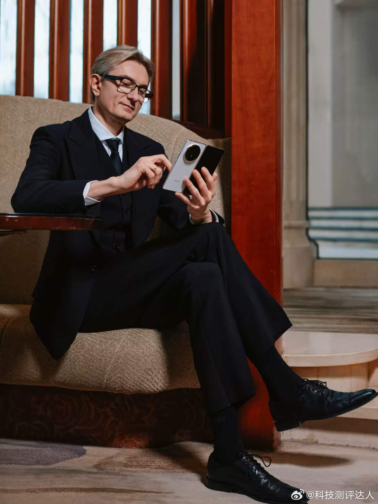 法拉利老了还是法拉利，气质这块真的没话说，太帅了！手上拿着荣耀MagicV6，那