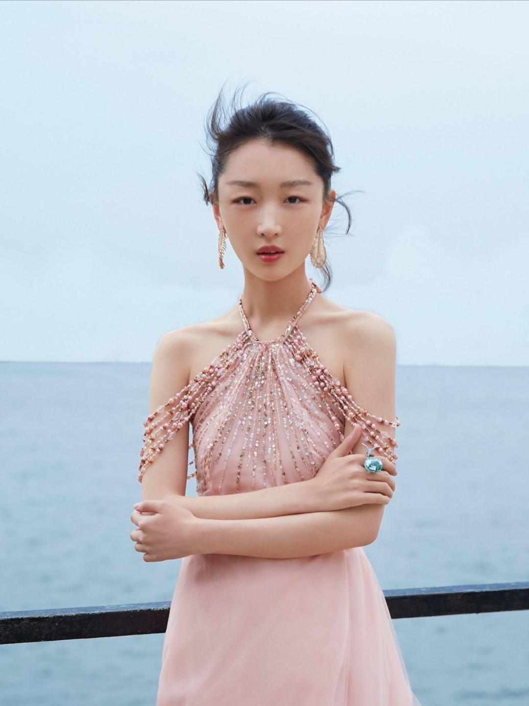 演员周冬雨，清瘦身材被热议说起演员周冬雨，她可是演艺界一颗独特的明星。199