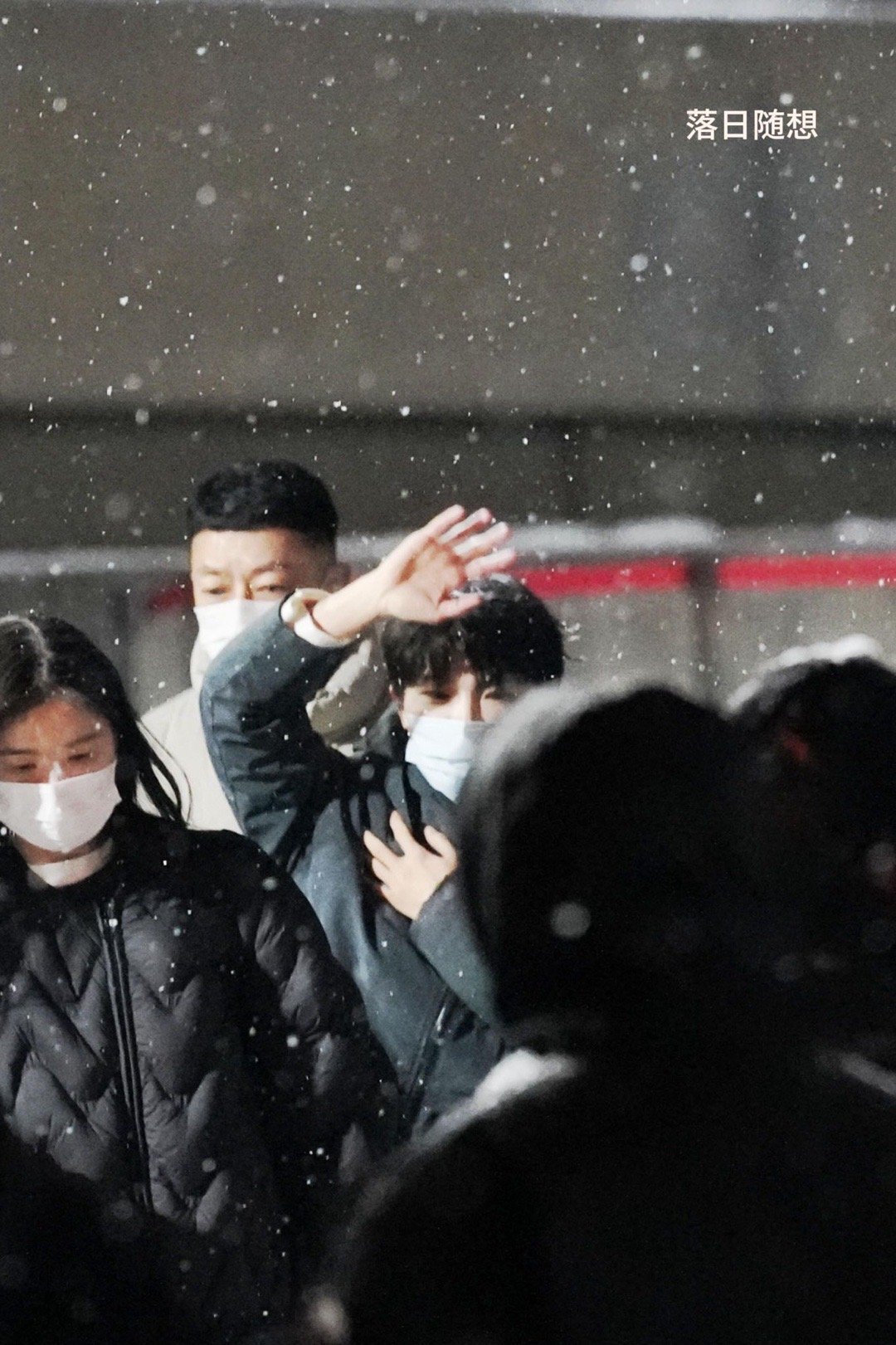 周深初雪路透深深和这场初雪真是绝配！一个唱着最干净透亮的歌，一个下着最纯洁安静