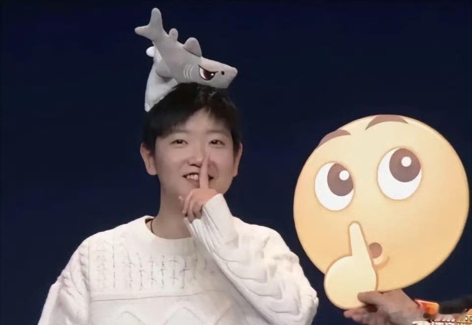 孙颖莎长了鲨鱼角孙颖莎头顶那对荧光鲨鱼角也太绝了，蓝盈盈的光裹着锐劲儿，活脱脱