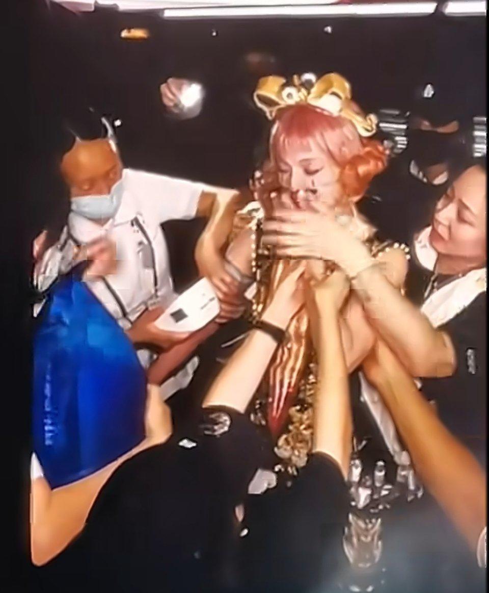 看到那条热搜我心里咯噔一下——张韶涵在成都演唱会上，心脏突然出问题了。前一秒