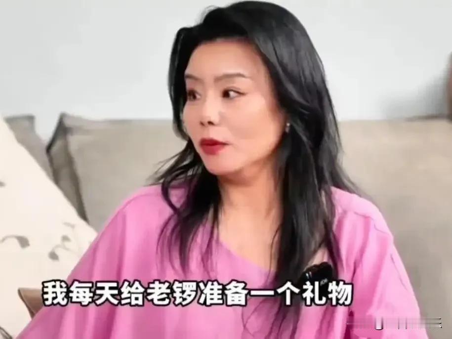 龚琳娜是个十足的恋爱脑，不是因为丈夫出轨还送100件礼物求和，也不是因为她崇