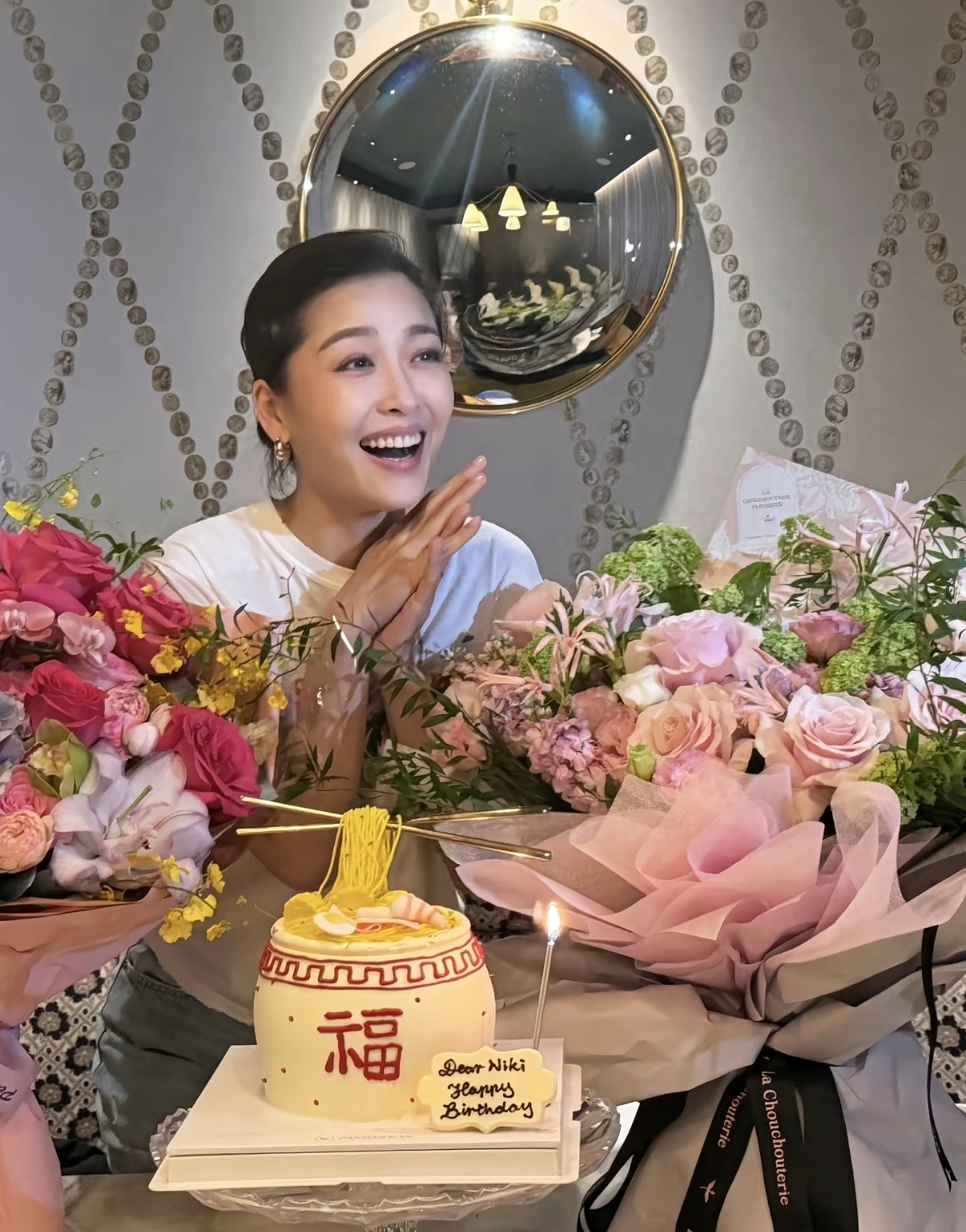 杨怡和好友周丽淇一起庆祝47岁生日，她们俩是同年同月同日生，很有缘分。​​​