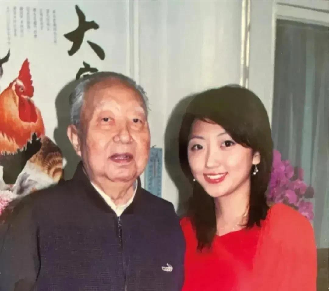 #分享充满回忆的老照片#晚年的华老和孙女在一起的合影，这张照片是在家里拍的，背