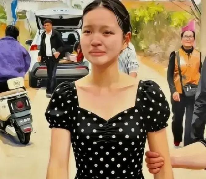 2025年4月5日，清明假期第一天，西湖断桥边，一位穿汉服的小姑娘突然晕倒在台阶