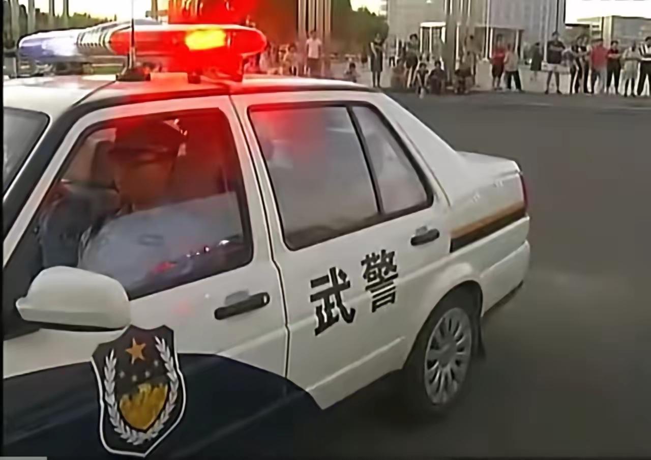 不知道这是什么时期的武警车辆，和公安的车辆完全是一模一样，就是旁边喷涂的字由公安