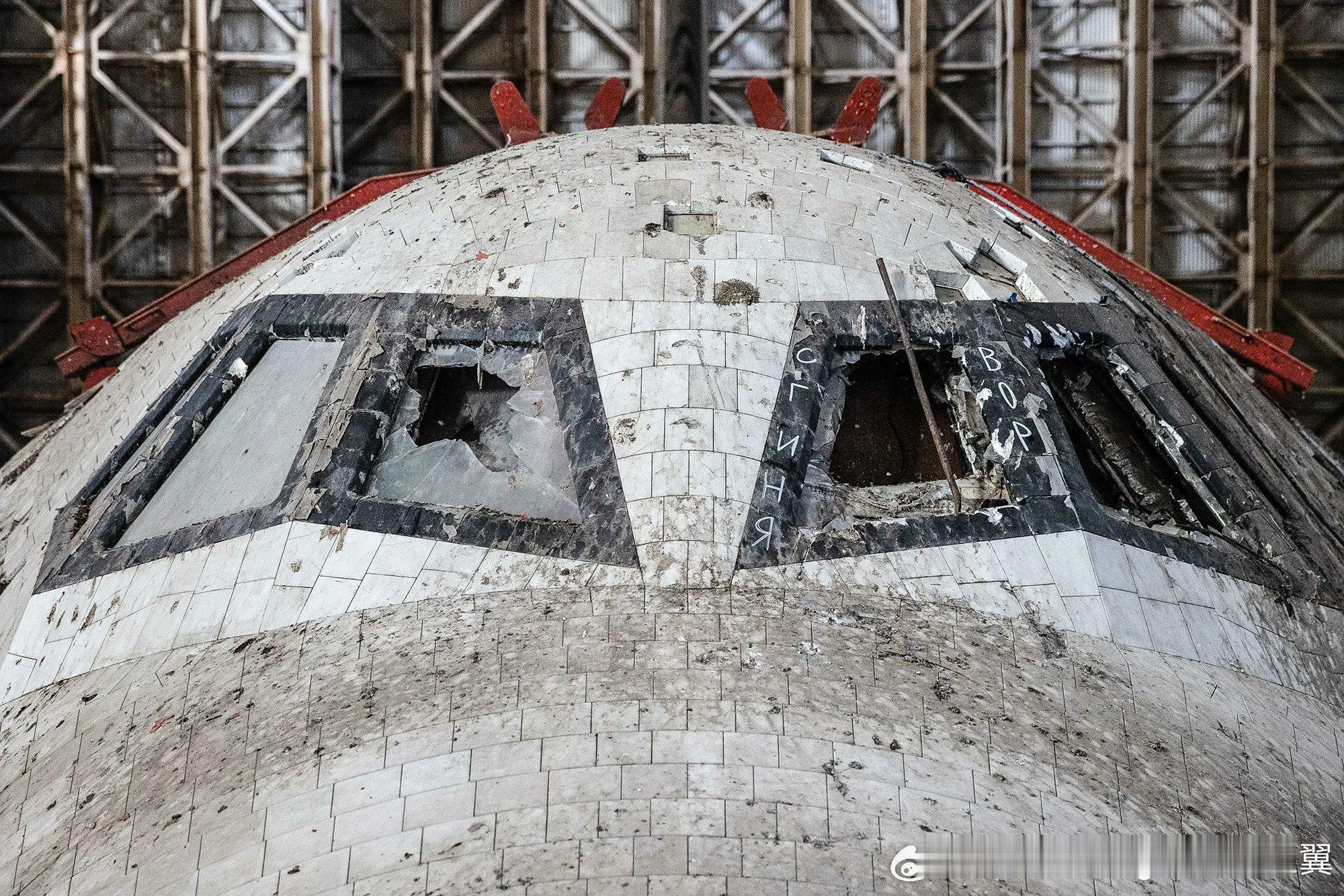 拜科努尔112-MZK装配大楼内暴风雪2号机现状，航天飞机已被“探险家”们毁坏的