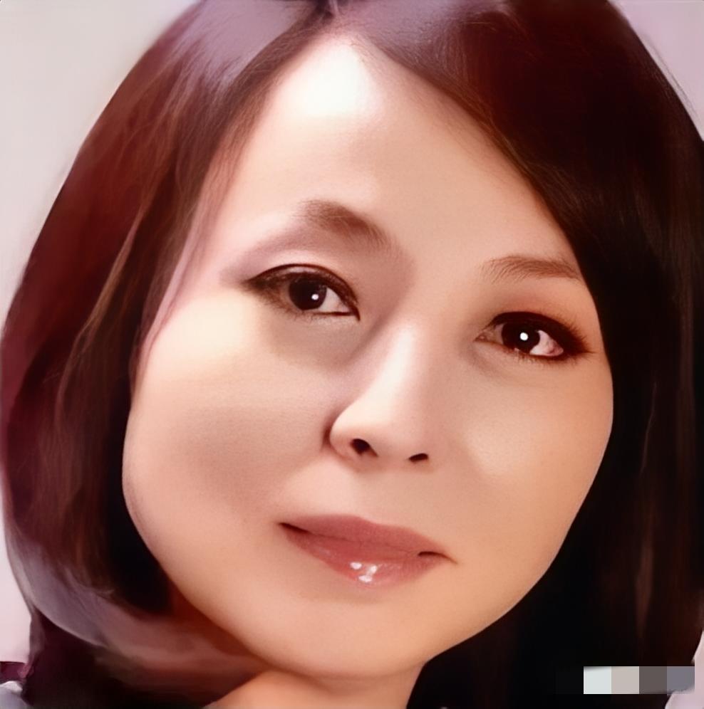 2005年，41岁河南女富豪李巧林爱上22岁男下属，50岁那年，她更是不顾个人安